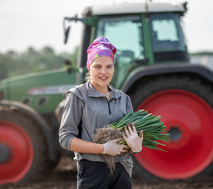 Arbeidsmigrant werkend op het land