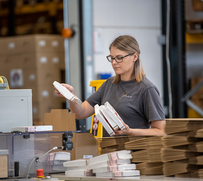 Internationaal medewerker aan het werk in een distributiecentrum