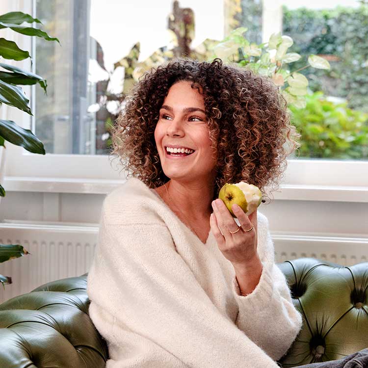 Vrouw eet een appel